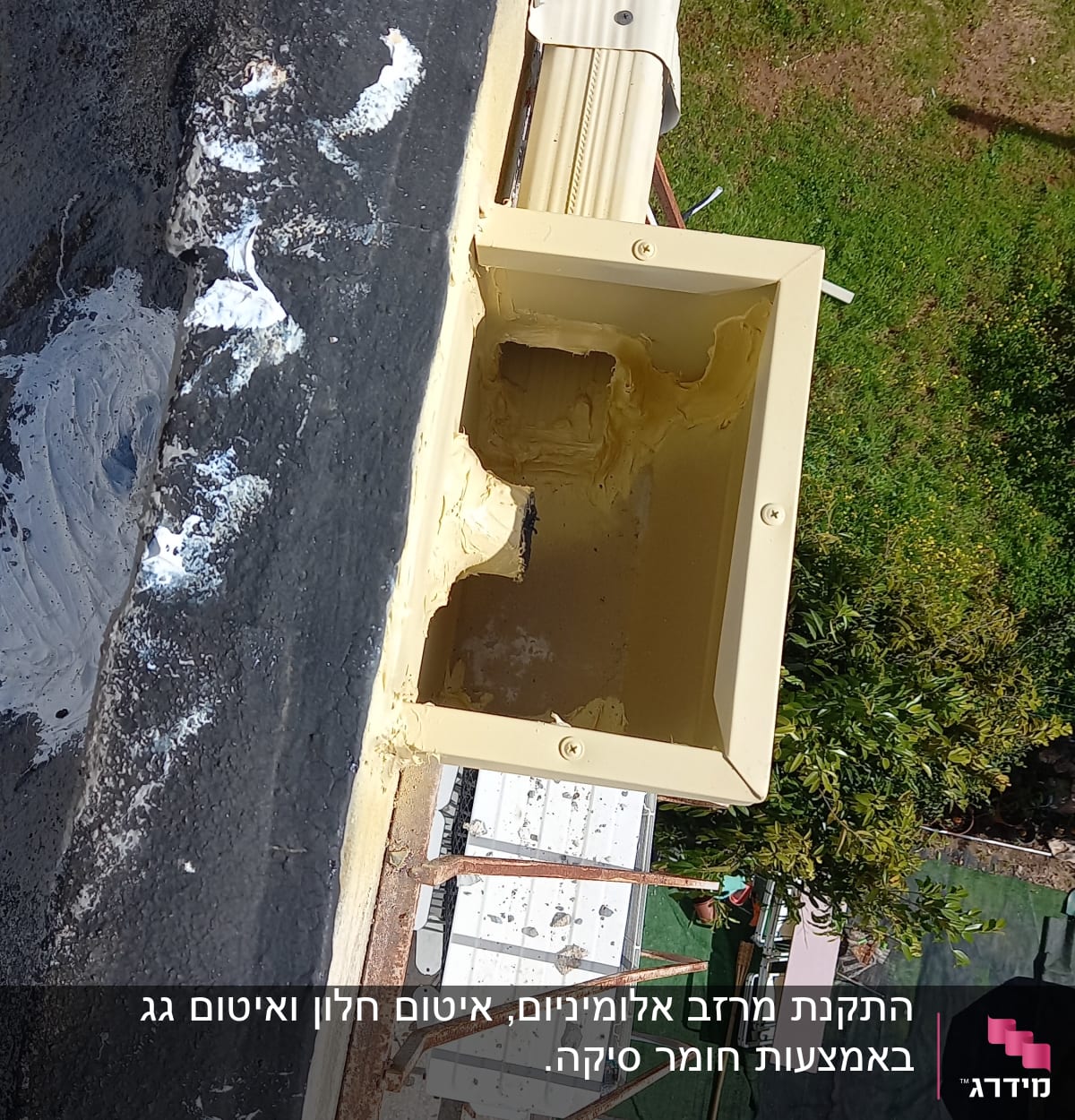 מרזב על גג עם ציפוי שחור ותיקון צבע